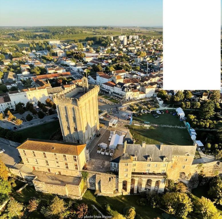 Chambre2 Face Au Donjon Pons Exterior foto